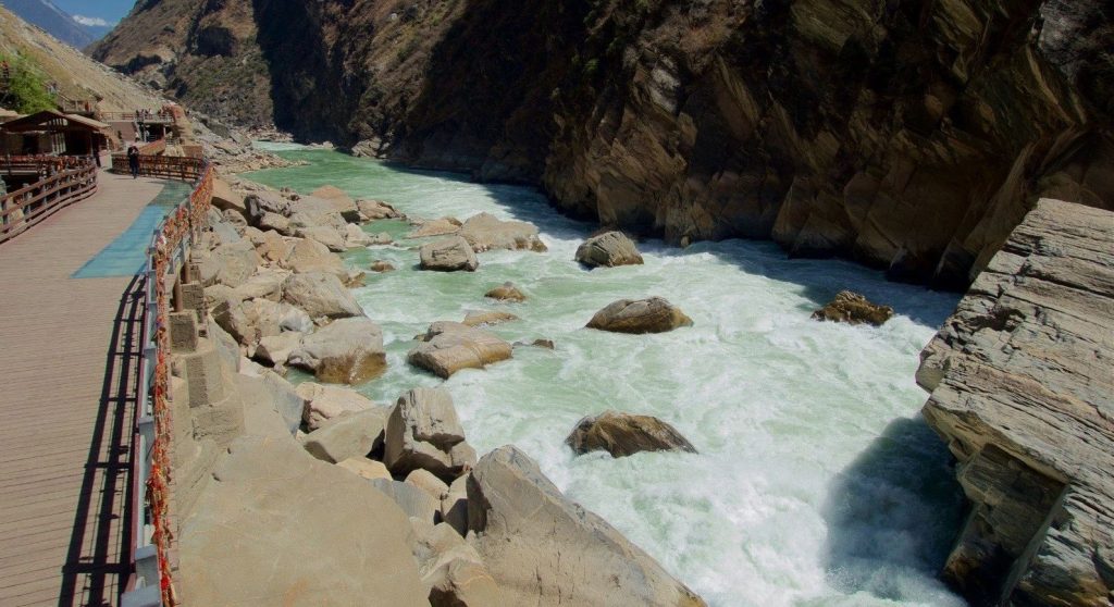 Tiger Leaping Gorge (Hu Tiao Jia) is an area of ​​green mountain beauty north of Lijiang.